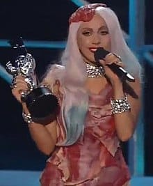 लेडी गागा की मांस की पोशाक। Lady Gaga's meat dress.